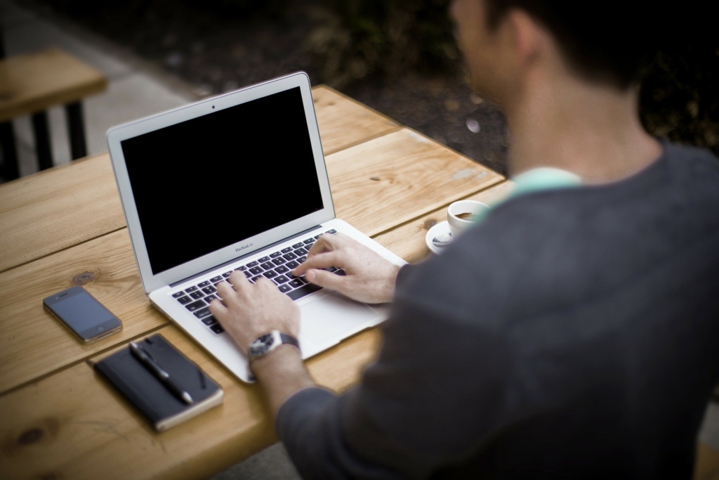 Immer nur sitzend am Schreibtisch sitzen ist ungesund